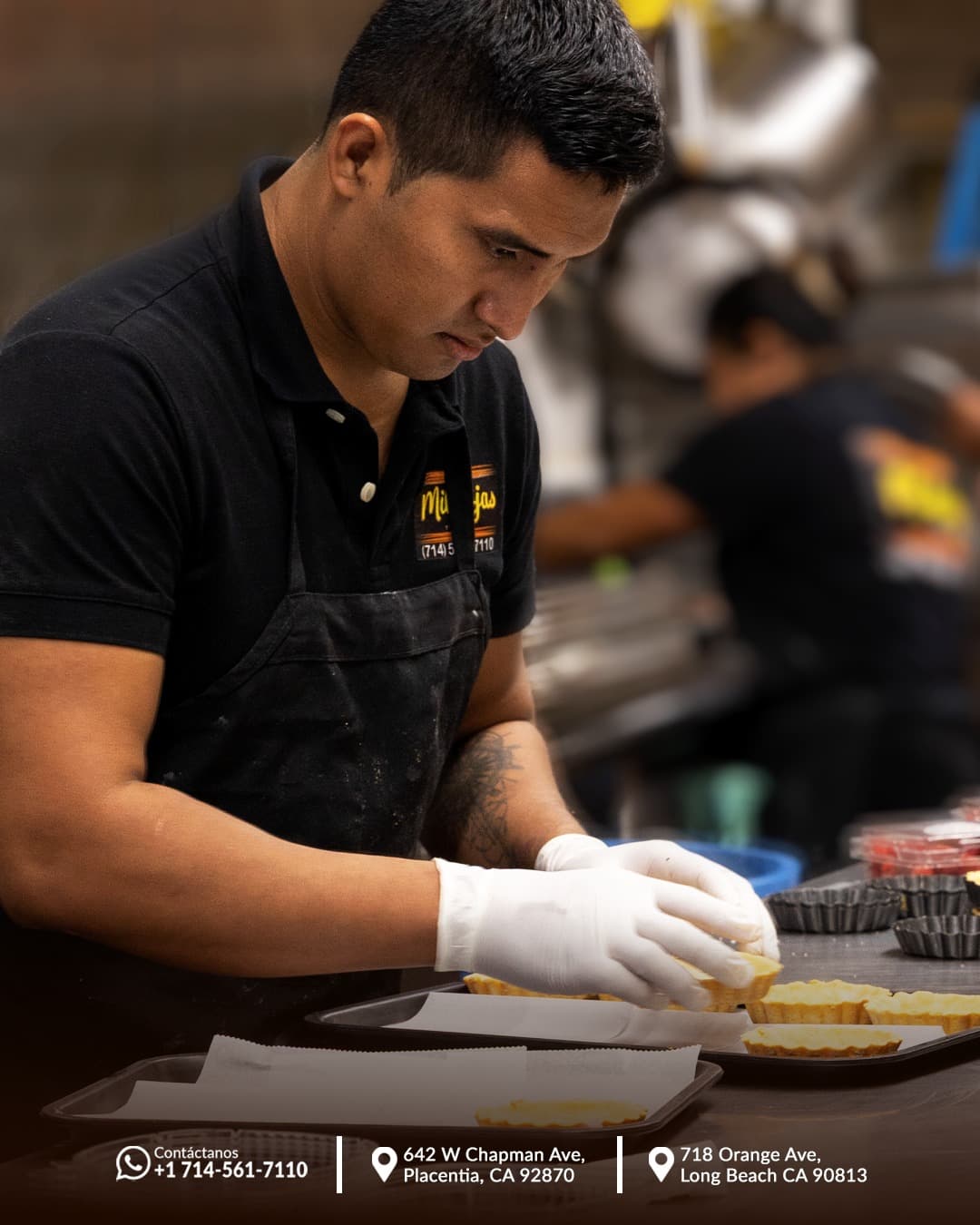 Dueno de Mil Hojas Bakery elaborando pasteles artesanales